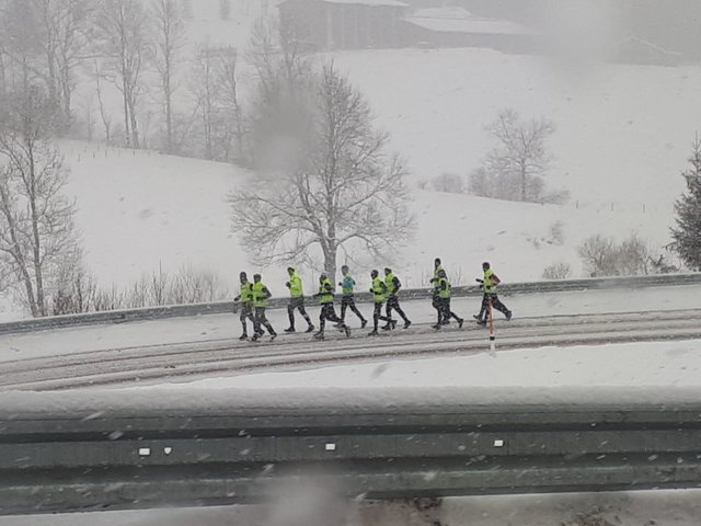 Schneesturm, tiefe Temperaturen, aber viel Freude bei den Läufern des Adventlaufs.
