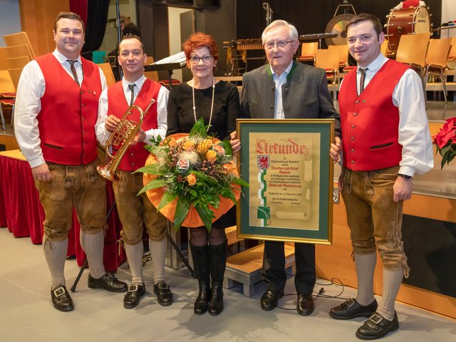 Die Vertreter der Marktmusikkapelle Grafendorf bedankten sich bei Dorothea und Ernst Kammel für die langjährige Unterstützung.