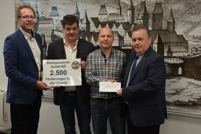 StADir.-Stv. Mag.(FH) Werner Siegl und StR Erich Stern mit Johannes Höbarth, der die Jubiläumsförderung von Bgm. LAbg. Franz Mold (v. l.) entgegen nahm.