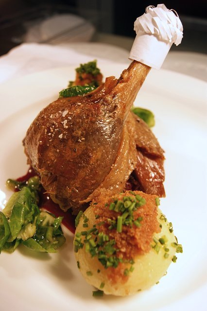 Gebratene Bauernente mit Erdäpfelknödel. | Foto: Peneder