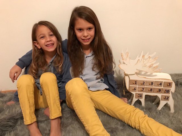 Die Geschwister Leon (5) und Laurell (7, v. li.)