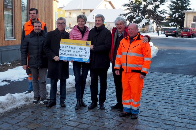 Alexander Brunner (Straßenmeisterei Schrems), Christoph Oppolzer (Leiter-Stv. der Straßenmeisterei Schrems), Karl Harrer (Bgm. von Schrems), NR Martina Diesner-Wais, Gerald Bogg (Leiter der NÖ Straßenbauabteilung Waidhofen/T.), Heini Staudinger (Eigentümer GEA Universum) und Peter Arnhof (Straßenmeisterei Schrems).