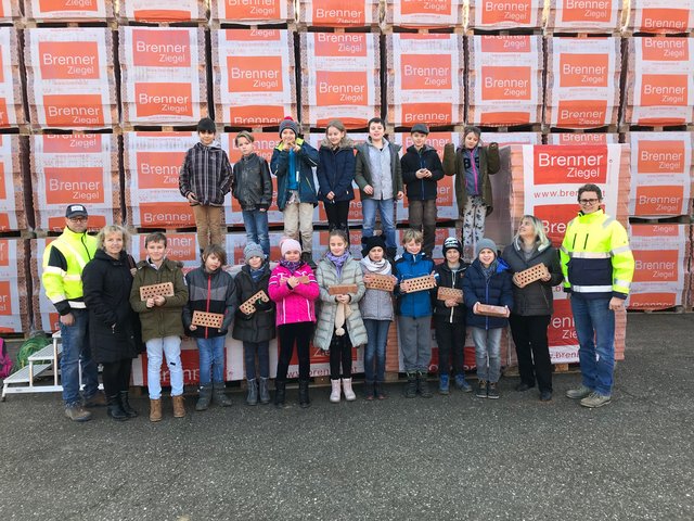 Die Schüler der 4. Klasse der VS Ponfeld gewannen Kreativwettbewerb und besuchten im Anschluss das Ziegelwerk Brenner. Mit dabei waren Markus Schauer, Fertigungsleiter im Ziegelwerk (l.), Marie-Luise Hübner, Direktorin VS Ponfeld (2.v.l.), Elisabeth Matschke, Klassenlehrerin (2.v.r.) und Werksleiter Rainer Wirt (r.).
