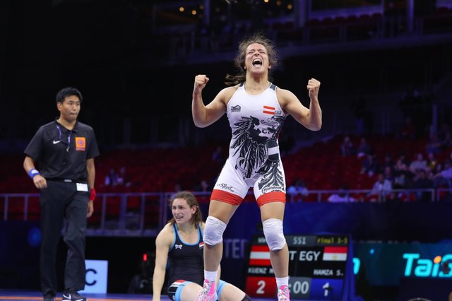 Das wohl symbolträchtigste Foto 2018: Martina Kuenz gewinnt Bronze bei der Wm in Russland