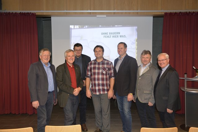 Diskutierten in Bad Blumau die Bedeutung von Pflanzenschutzmittel für die heimische Lebensmittelversorgung: Veranstalter und Bauernbund-Obmann Hannes Hauptmann (3.v.r.) mit Bürgermeister Franz Handler (l.), Vortragenden und Ehrengästen.