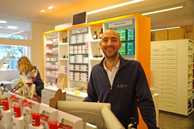 Holger Höfler und sein Team helfen Kunden bei allerlei Problemen in der Apotheke Oberalm.
