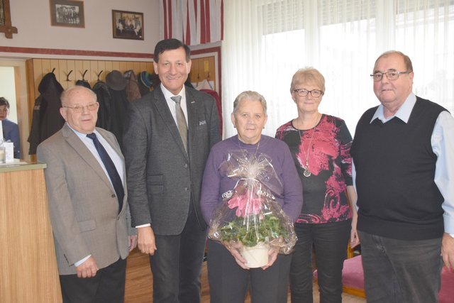 Die Jubilarin im Kreise ihrer Gratulanten