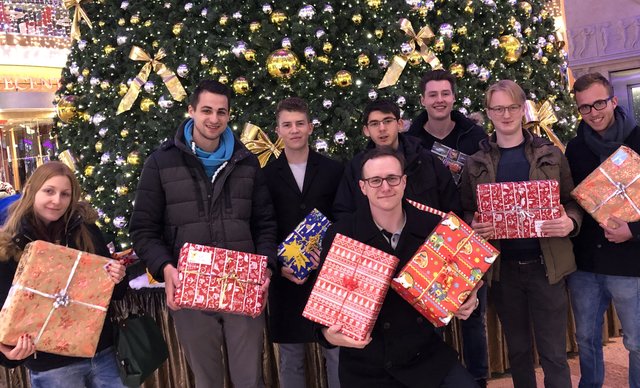 Mit zahlreichen Packerln beteiligt sich die JVP Enns an der „Christkindl aus der Schuhschachtel-Aktion.