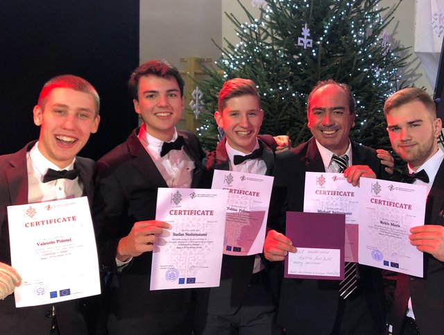 Die vier jungen Ischler mit Michael Steinmaurer und dem „Certificate most traditional“.