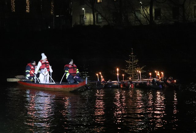 Weihnachtsschwimmen der Freiwilligen Feuerwehren auf der Mur in Leoben.