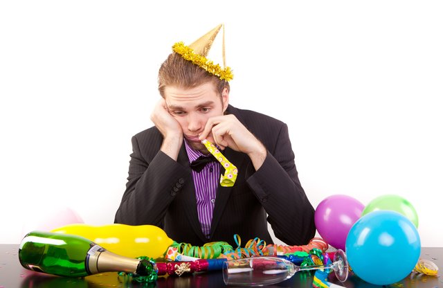 Eine durchzechte, feucht-fröhliche Nacht wie an Silvester bringt in vielen Fällen ein böses Erwachen. | Foto: drubig-photo/Fotolia