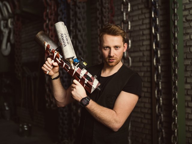 Chris Armada ist bekannt für seine Flame-Gun