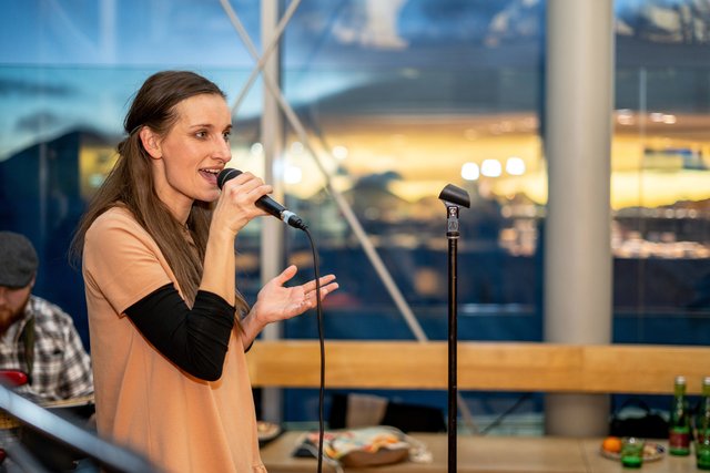 Auf dem Pitztaler Gletscher fand ein Konzert der besonderen Art statt: Die Sängerin „Die Mayerin“ war im Café 3.440, Österreichs höchstgelegenem Kaffeehaus, zu Gast.
 
 | Foto: Chris Walch