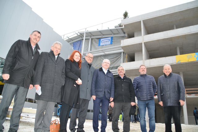 Bgm. Andreas Schmid, Helmut Thöni und LAbg. Cornelia Hagele (v. li.) betonen in ihren Ansprachen zur Firstfeier die großartigen Leistungen der Firmengruppe und der Bauarbeiter am neuen Standort Pfaffenhofen.