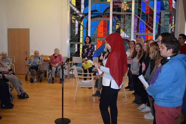 Die Jugendlichen des BFI's Braunau besuchten, wie jedes Jahr, das Bezirkspflegeheim Braunau.
