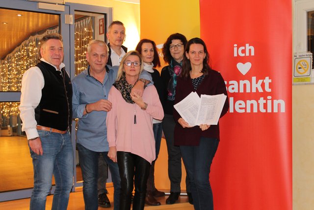 Die Mitglieder der Initiative Alfred Hinterndorfer, Manfred Bilweis, Andreas Winninger, Regina Buchberger-Bilweis, Anna Kranzl, Brigitte Ruttenstock mit Bürgermeiserin Kerstin Suchan-Mayr