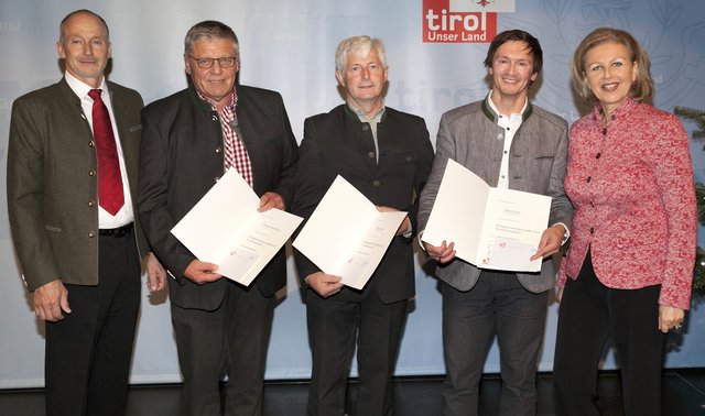 Albert Berktold (Werksleiter Technik &amp; Produktion EGGER St. Johann), die für 35 Jahre Betriebszugehörigkeit geehrten Kollegen Christian Hochfilzer, Georg Hauser und Daniel Eder und LR Patrizia Zoller-Frischauf (v. li.). | Foto: Die Fotografen