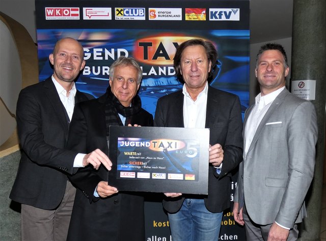 Martin Horvath (Spartenobmann Verkehr Wirtschaftskammer), KommR Patrick Poten, Bürgermeister LAbg. Kurt Maczek und Vizebürgermeister Andreas Stumpf (re.) starten das Jugendtaxi in Pinkafeld