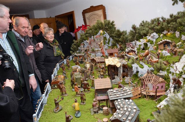 Die Gschwandthäusl-Krippe der Familie Harringer in Viechtau ist eine Station der Kripperlroas durch Altmünster.