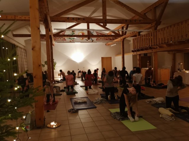 Über 30 Personen haben sich im Musigstadel Musau getroffen, um gemeinsam Yoga für einen guten Zweck zu machen.
