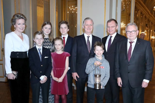 Landeshauptmann Thomas Stelzer, Friedenslichtkind Niklas Lehner und ORF-Redakteur Günther Hartl mit der belgischen Königsfamilie: Königin Mathilde, Prinz Emmanuel (vorne), Prinzessin Elisabeth, Prinzessin Eléonore (vorne), Prinz Gabriel und König Philippe. | Foto: Land OÖ/Sabrina Liedl