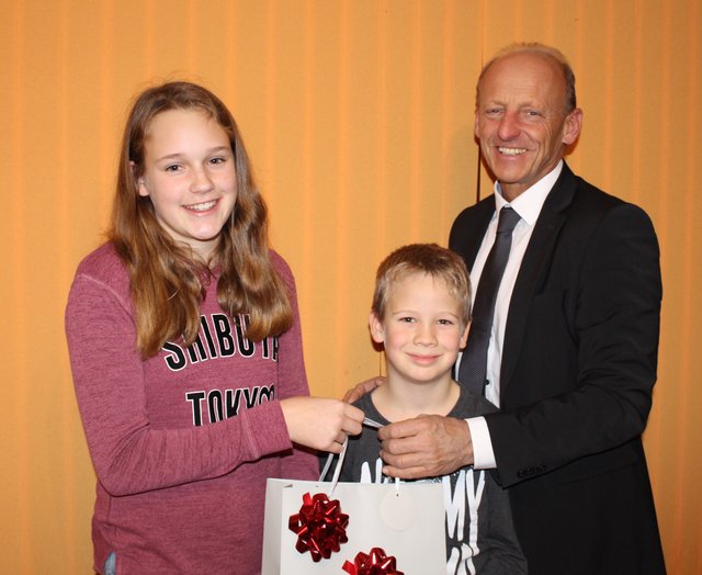 Michelle und Clemens Huber mit Gerhard Pichlmair.