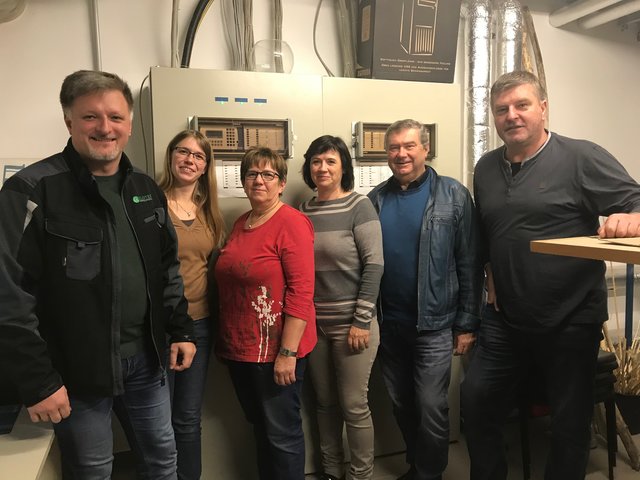 Vizebgm. Wolfgang Grünbichler, Andrea Stückler als Energiebeauftragte, Hermine Datzreiter vom Schulwarteteam, VS-Direktorin Brunhilde Frühwirth, Ing. Josef Kram als Energieberater und GGR Günter Graßmann freuen sich über den Start des Projekts „Mission Energie Checker“