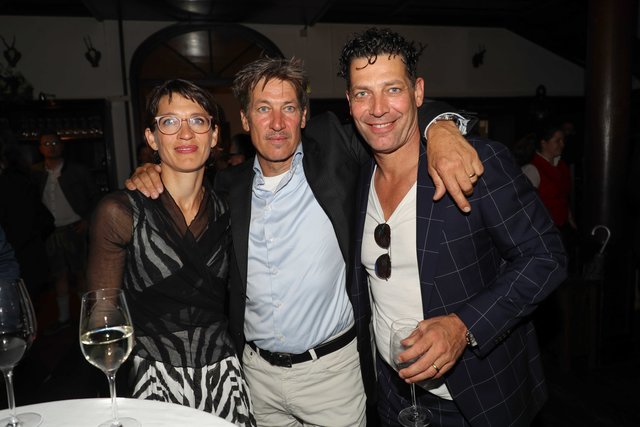 Julia und Tobias Moretti sowie dessen Bruder Gregor Bloeb im Stieglkeller. Moretti gibt 2019 erneut den Jedermann.  | Foto: Franz Neumayr