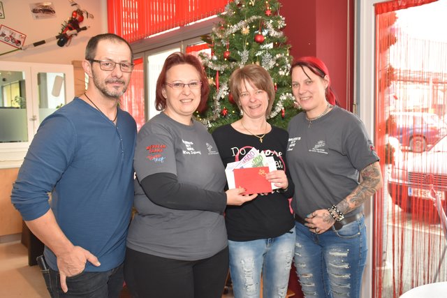 Martin Reiterer (Café Tauerntreff), Marion, Sabine Maurer und Sunny bei der Spendenübergabe