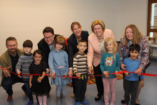 <f>Stadtrat Jürgen Czernohorszky</f> und Ilse Bezirkschefin Pfeffer (2.v.l.) haben die offizielle Eröffnung des Kindergartens Rötzergasse übernommen.
