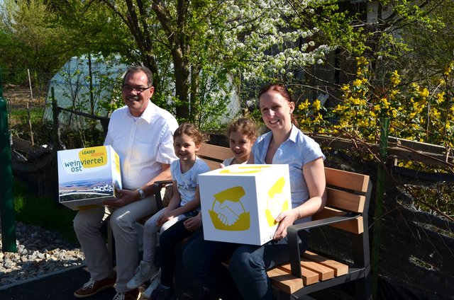 Barrierefreier Weg Bad Pirawarth: LEADER-Obmann und Bürgermeister von Bad Pirawarth Kurt Jantschitsch nutzt mit seinen Enkeltöchtern Lena und Anna den „Barrierefreien Weg“ durch den Ort. LEADER-Geschäftsführerin Christine Filipp kam zu Besuch. | Foto: LEADER