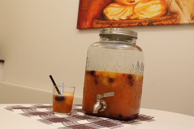 Früchtebowle ohne Alkohol: 400 g frische oder TK-Früchte mit 120 ml Zitronensaft, 750 ml Orangensaft, 750 ml Maracujasaft, 750 ml Apfelsaft und 500 ml Grapefruitsaft in eine Bowleschüssel geben. Etwa eine Stunde durchziehen lassen und kurz vor dem Servieren 1/8 Liter Bitter Lemon oder Mineralwasser hinzufügen. | Foto: Knoflach-Haberditz