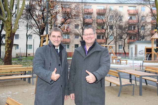 Bezirksvorsteher Georg Papai (r.) und Stadtgartendirektor Rainer Weisgram bei der Eröffnung des Joseph-Samuel-Bloch-Parks. | Foto: BV 21