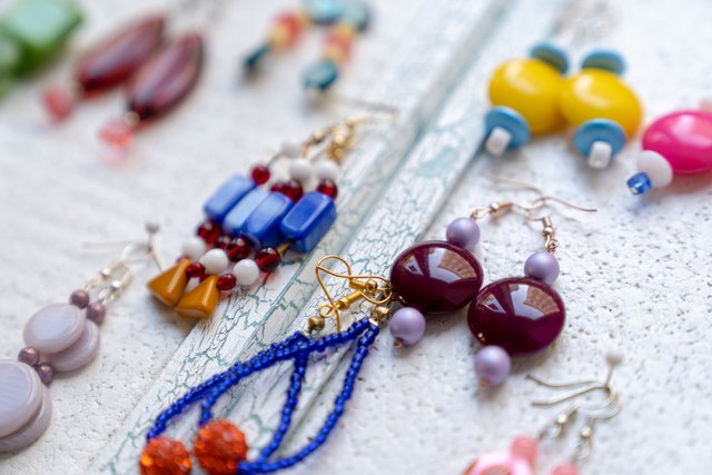 Es gibt auch Grußkarten und Schmuck aus Handarbeit.