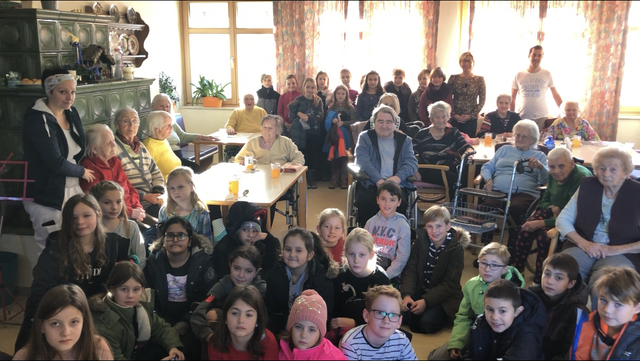 Die Senioren freuten sich über den Besuch der Volksschüler.  | Foto: VS Mattighofen
