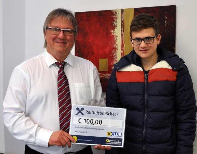 1. Preis: Alexander Weiß gewann auf der Schärdinger Lehrlingsmesse eine 100 Euro Gutschrift auf sein Jugend-Konto. Übergeben wurde der Scheck von Herbert Kammerer.  | Foto: Raiffeisenbank Region Schärding