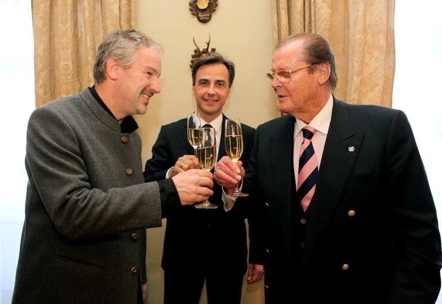 Viele Stars kennen gelernt: Thomas Rajakovics, Siegfried Nagl, Roger Moore (r.)