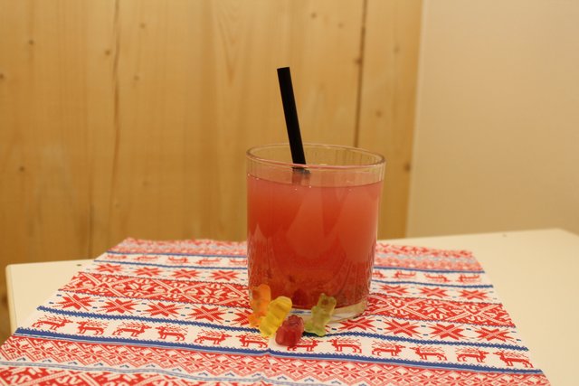 Kinderbowle: In einen Eiswürfelbehälter pro Würfel ein Gummibärchen geben und mit Birnensaft befüllen, dann einfrieren. In eine Bowleschüssel gibt man 5 EL Birnendicksaft, 1 Liter Erdbeernektar, 1 Liter Birnensaft und 1,5 Liter Mineralwasser. Kurz vor dem Servieren die Gummibärchen-Eiswürfel dazugeben.  | Foto: Knoflach-Haberditz