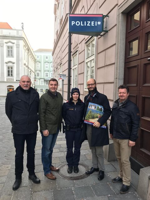 Vbgm. Detlef Wimmer (2. v. r.) und Bundesrat Michael Raml (2. v. l.) mit den AUF-Personalvertretern vor der Polizeiinspektion Landhaus. | Foto: FPÖ Linz