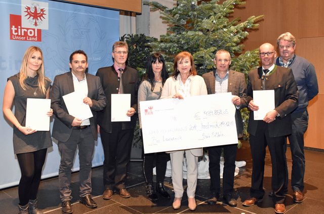 LRin Palfrader überreichte einen Scheck von rund 940.000 Euro an öffentliche und private Träger von Kinderbetreuungseinrichtungen im Bezirk Landeck.  | Foto: © Land Tirol/Huldschiner