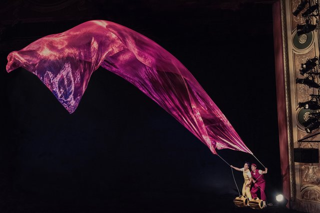 Die Acrobuffos zeigen ein Spektakel der Lüfte und verzaubern die Grazer im Cirque Noël.