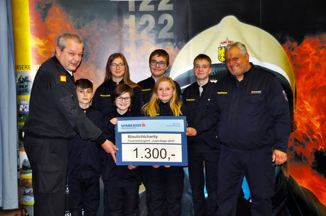 BR Roland Weber (FF Wels) vom Organisationskomitee der Blaulicht-Charity bei der Scheckübergabe an den Leiter der Jugendarbeit, Herrn Napolano.
 | Foto: Mitterhuemer/ÖBH