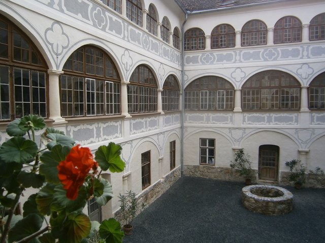 Prachtvoller Hof: Seit 31 Jahren steckt das Ehepaar Rajakovics ihr ganzes Herzblut in die Restauration des Schloss Weissenegg.