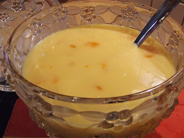 Eierlikörbowle: 1 Liter Eierlikör mit 0,5 Liter Orangensaft, 20 Stück Ananaswürfel aus der Dose und 15 Stück Mandarinen aus der Dose in ein Bowlegefäß geben. Den Saft der Dosenfrüchte zur Bowle dazugeben. 2-3 Stunden in den Kühlschrank stellen. Vor dem Servieren mit 1 Liter kaltem Sekt aufgießen. | Foto: Angerer