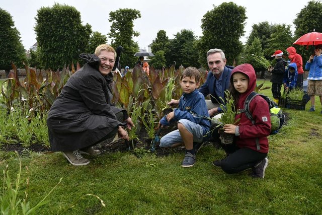 Der Nachwuchs liegt Bezirksvorsteherin Uschi Lichtenegger (l.) am Herzen. Im Mai setzte sie im Augarten mit Kindern Pflanzen ein. | Foto: Foto: Spitzauer