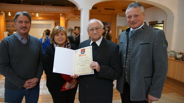 Vizebürgermeister Bernhard Hager, Gemeinderätin Adelheid Fellinger, Pfarrer Karl Kammerer, Bürgermeister Franz Zeilinger (v.l.). | Foto: Gemeinde Neukirchen