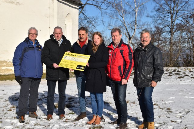 Auf Initiative von Charly Plautz (Dritter von links) haben einige Vereine für die Sanierung der Grotte gespendet