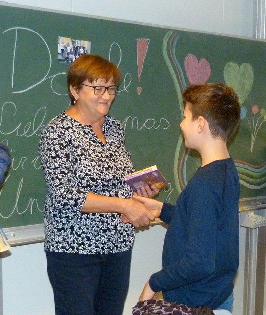 Die Schüler bedanken sich bei DI Friederike Baumgartner für die Buchspende