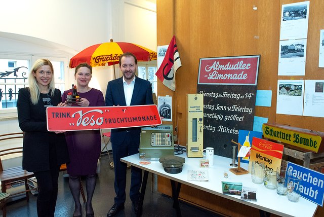 Vizebürgermeister Bernhard Baier und Stadträtin Doris Lang-Mayerhofer freuen sich mit NORDICO-Leiterin Andrea Bina über die zahlreichen von der Bevölkerungen bereitgestellten Exponate für die Ausstellung zur Wirtshauskultur. | Foto: Stadt Linz
