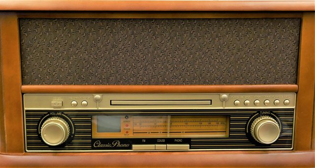 Stille Nacht, Heilige Nacht zur vollen Stunde aus dem Radio.